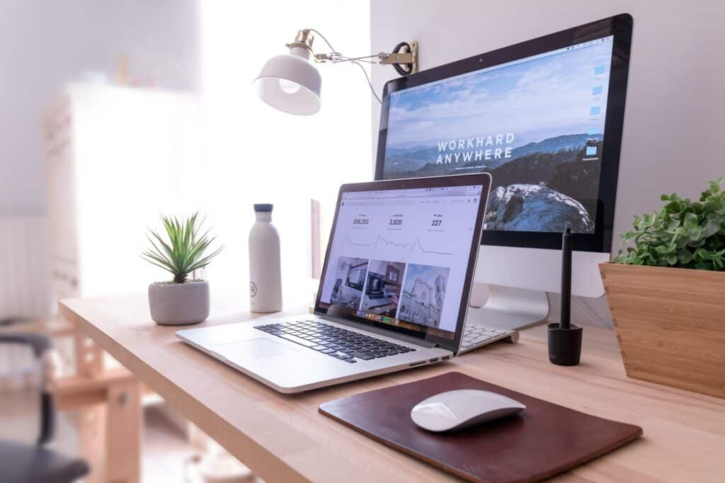 Ordinateur et écran d'ordinateur sur un bureau