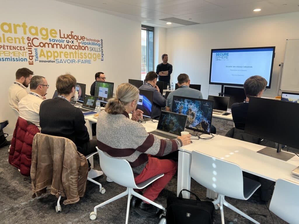 Collaborateurs en salle de classe pour leur stage de formation continue chez SECURESPHERE by EPITA